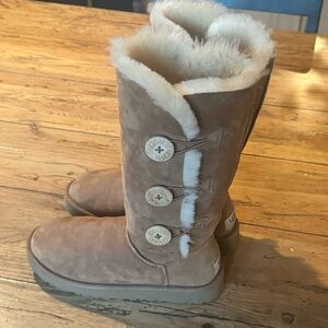 UGG Australia Bailey Button Triplet Tall Chestnut Suede Sheepskin Boots Size 7
